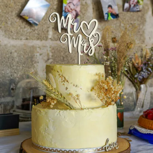 Bäckerin Christiane lächelt stolz mit ihrer perfekt gebackenen Hochzeitstorte in den Händen