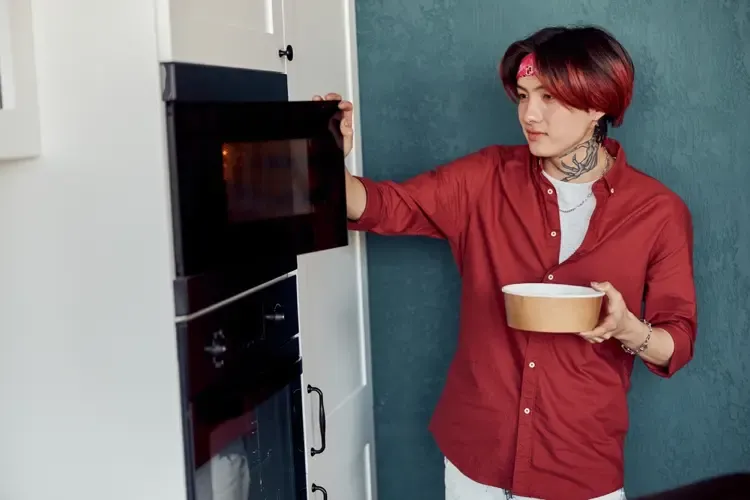 Backofen und Mikrowelle übereinander – welche Höhe optimal