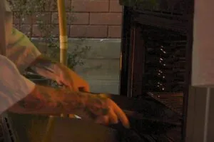 Backofen wird mit einer Schale Wasser für den Dampf vorbereitet