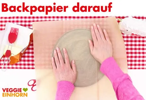 Backpapier auf den Boden der Backform legen
