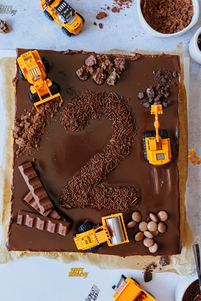 Bagger-Geburtstagskuchen, fertig dekoriert