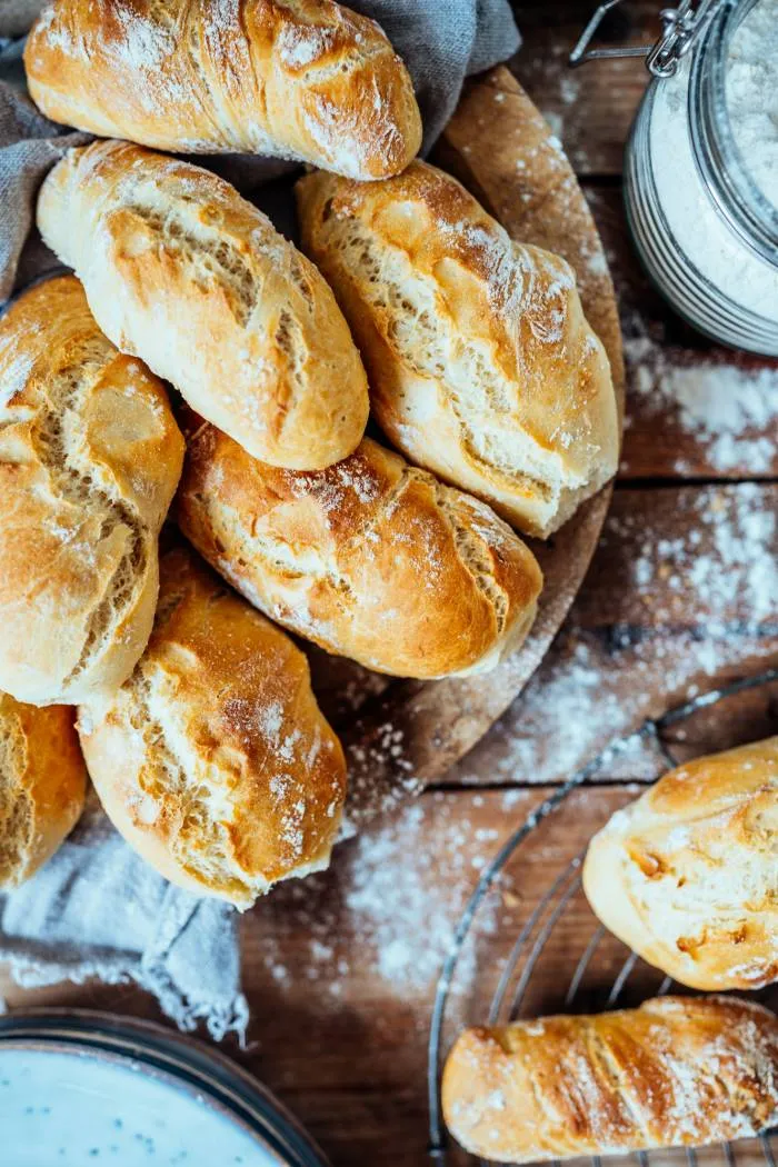 Baguette Brötchen ohne Kneten frisch gebacken auf einem Holzbrett
