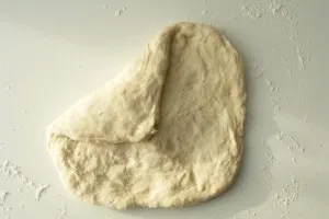 Baguette Teig falten: Linke Ecke umklappen