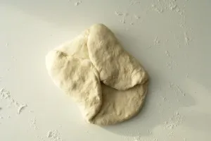 Baguette Teig vorbereiten: Linke untere Ecke umfalten