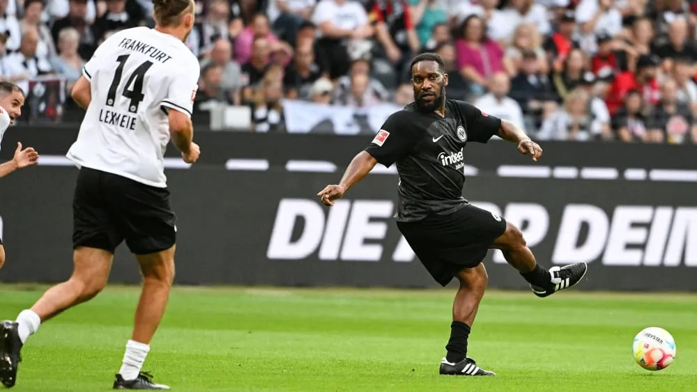Ballkünstler Jay-Jay Okocha zeigt sein Können beim Abschied von Alex Meier
