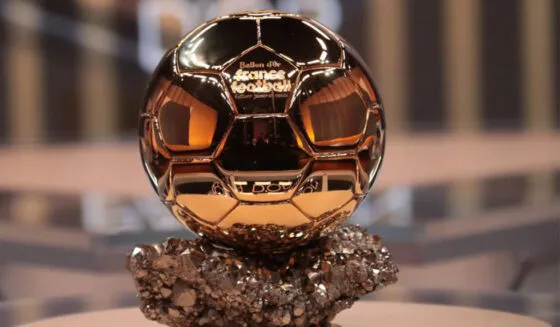 Ballon d'Or Trophäe, den Karim Benzema 2022 gewann, bevor die Weltfußballer-Wahl stattfand