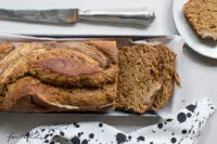 Bananenbrot-Scheibe mit frischen Beeren, eine leckere Variante für den Kindergeburtstag