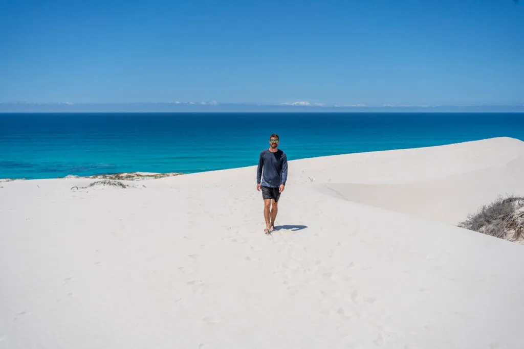 Barfuß durch die feinen, weißen Sanddünen des De Hoop Nature Reserve, ein einzigartiges Erlebnis auf der Garden Route