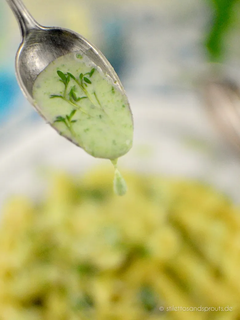 Bärlauch-Sahnesauce in einer Pfanne, vor dem Servieren