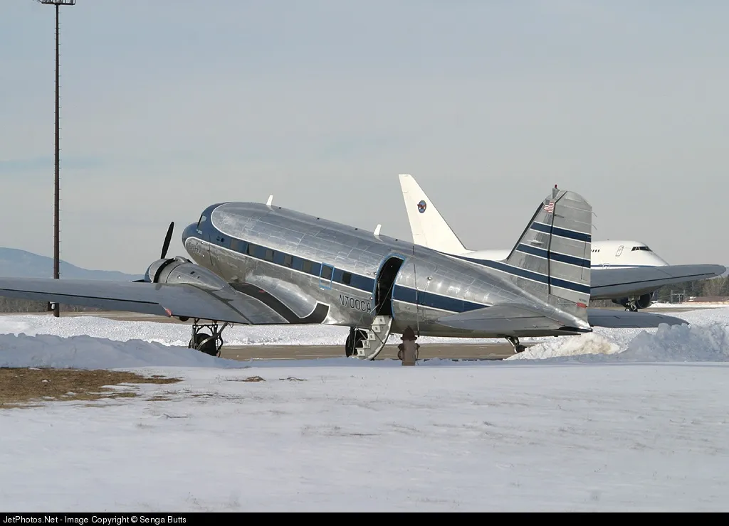 Basler BT-67 N700CA am Flughafen