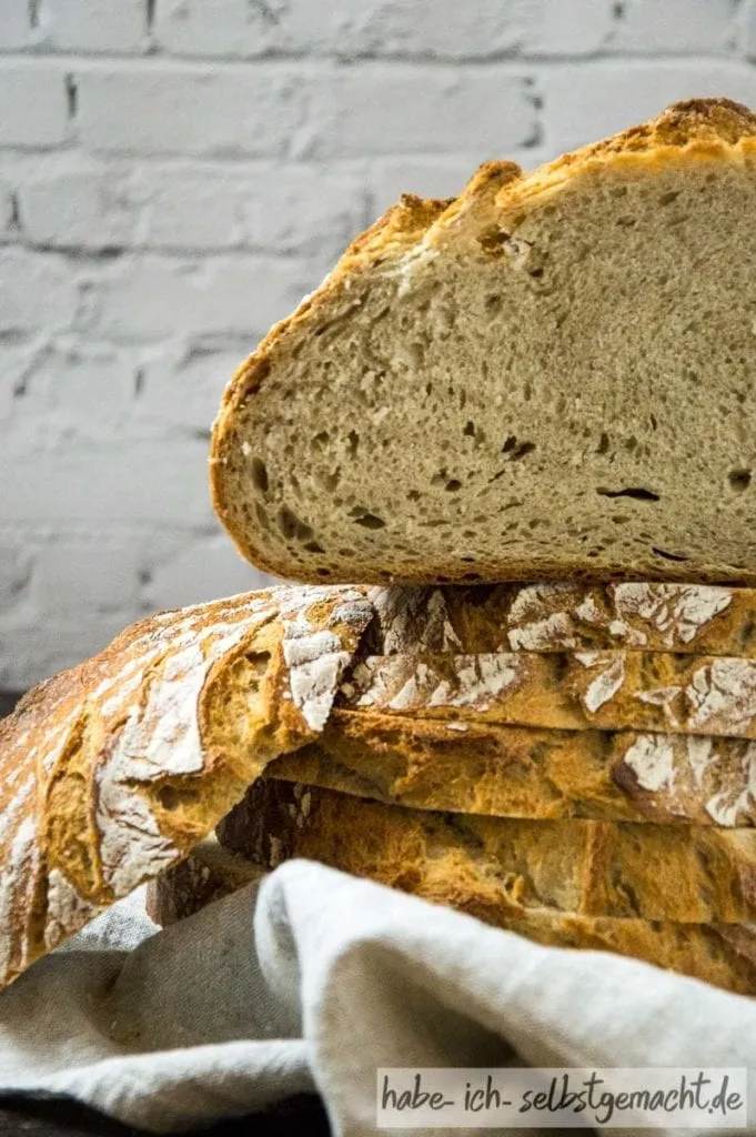 Bauernbrot mit Butter und Radieschen