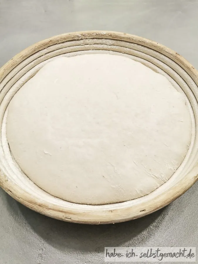 Bauernbrot Teigling ruht im Gärkörbchen