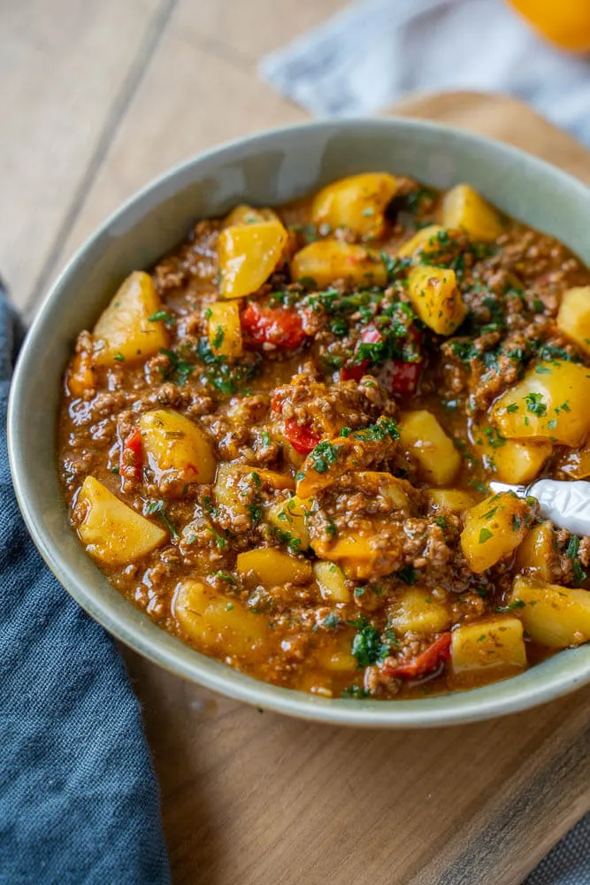 Bauerntopf mit Rinderhackfleisch, Kartoffeln und bunten Paprika – ein einfaches Rezept für den Feierabend