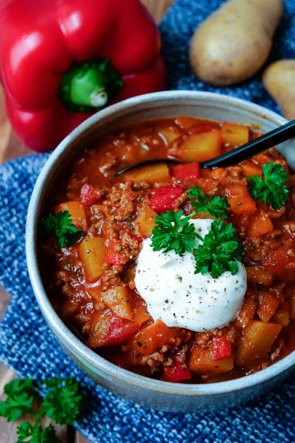 Bauerntopf ohne Fix mit Paprika, Kartoffeln und Hackfleisch. Alternative Text: Rustikaler Bauerntopf ohne Fix, mit frischer Paprika, Kartoffeln und herzhaftem Hackfleisch, ein sättigendes und traditionelles Gericht für ein nahrhaftes Mittagessen.