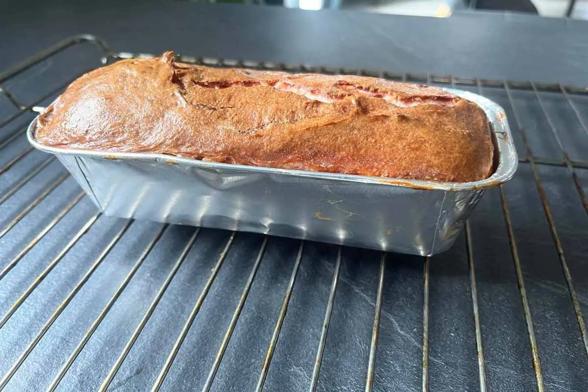 Bayerischer Leberkäse frisch aus dem Ofen mit knuspriger Kruste, fertig zum Servieren