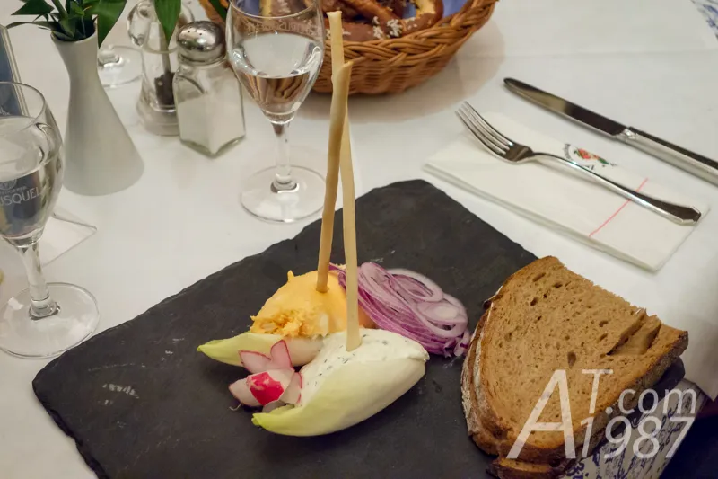 Bayerischer Obatzda mit Weißbier zubereitet, serviert im Zum Franziskaner