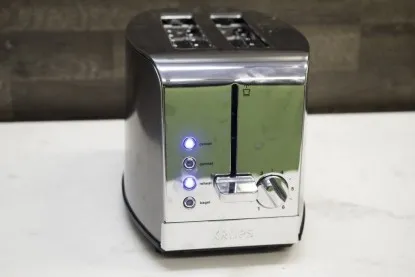 Bedienelemente des Krups Breakfast Set Toasters mit beleuchteten Tasten