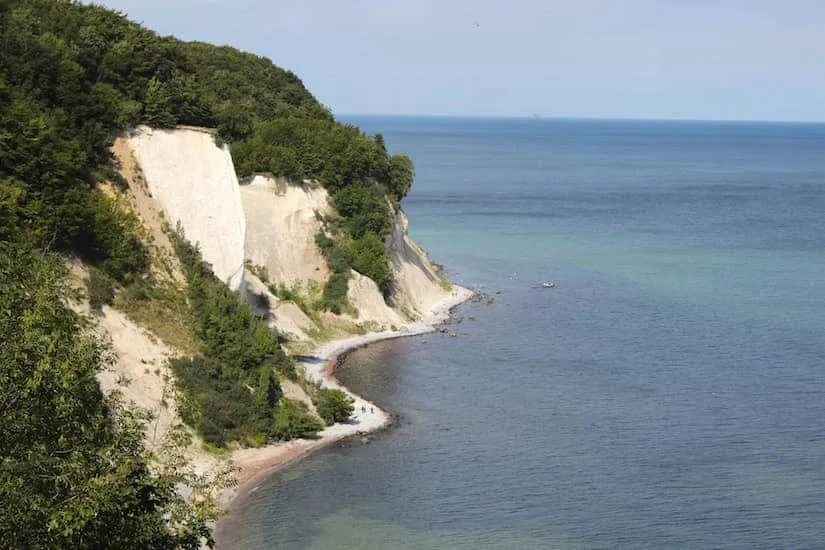 Beeindruckende Kreidefelsen an der Küste Rügens bei Sonnenlicht