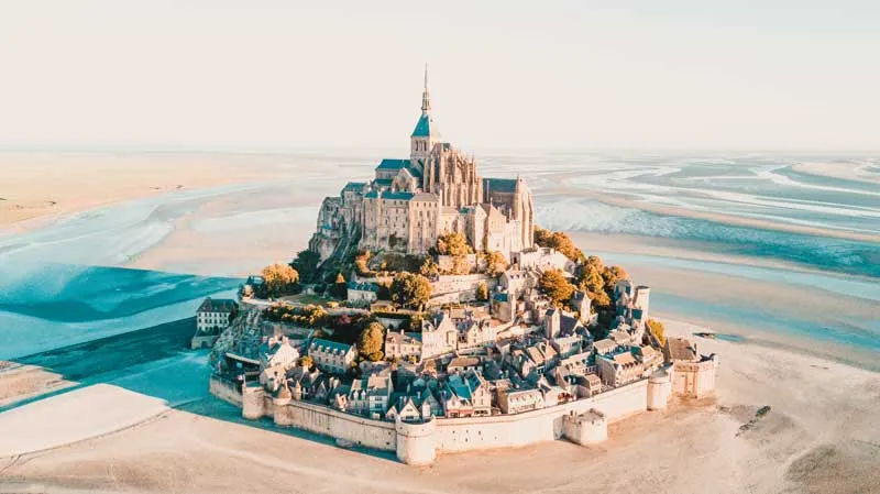 Beeindruckende Silhouette der Abtei Mont-Saint-Michel in der Normandie bei Sonnenuntergang im Sommer