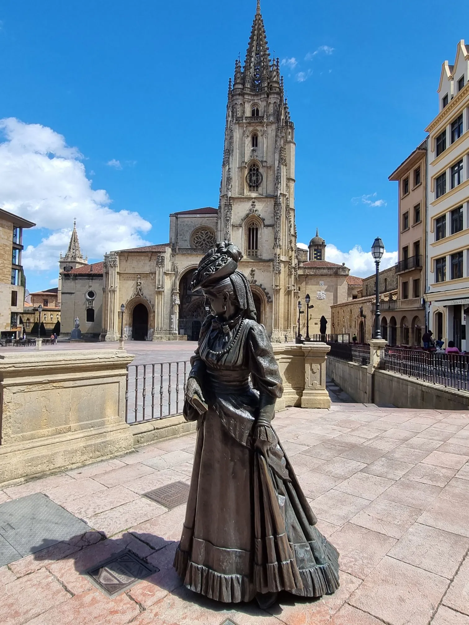 Beeindruckender Stadtplatz in Oviedo, umgeben von historischen Gebäuden und Skulpturen