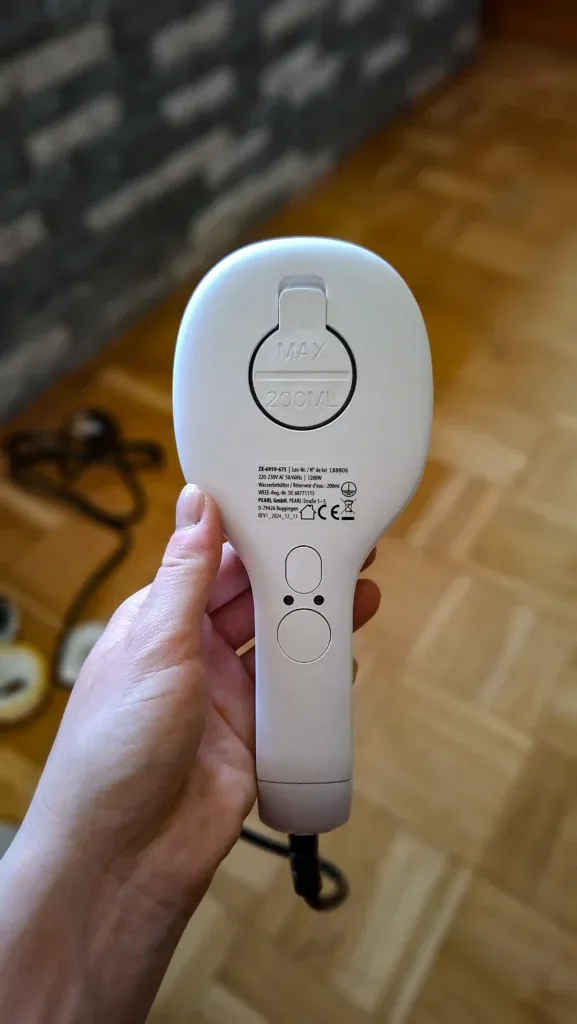 Befüllung des Wassertanks des Sichler Dampfreinigers