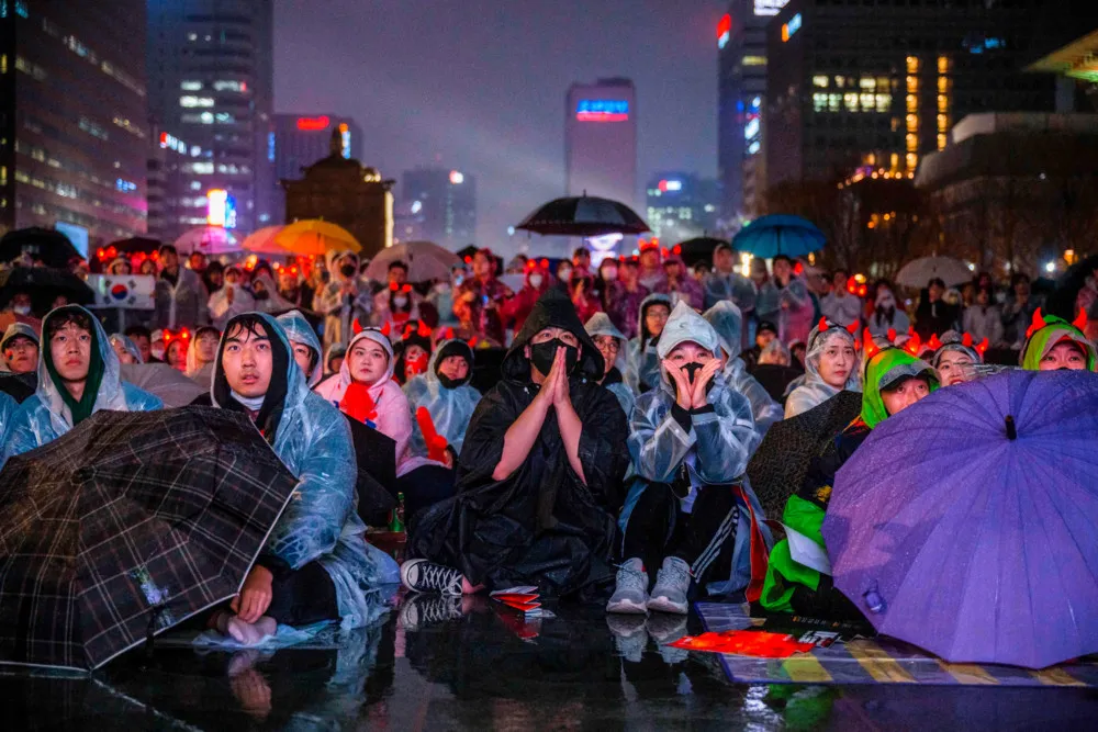 Begeisterte südkoreanische Fans jubeln ausgelassen in einem belebten Chicken-Diner in Seoul während des packenden WM-Spiels gegen Ghana.