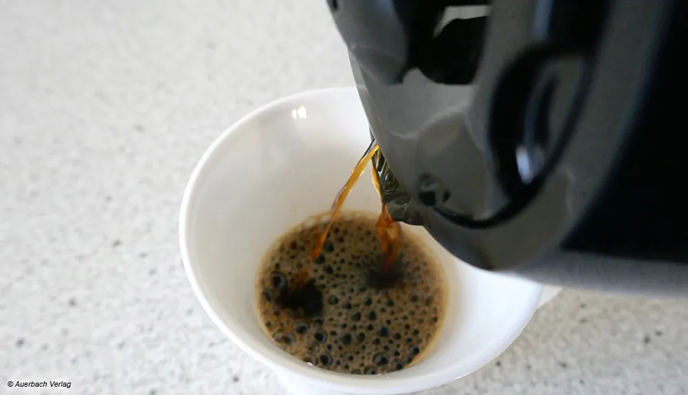 Bei einigen der Thermokannen, wie hier beim Modell von Beem, ist der Kaffeestrahl beim Ausgießen dünn und ungleichmäßig
