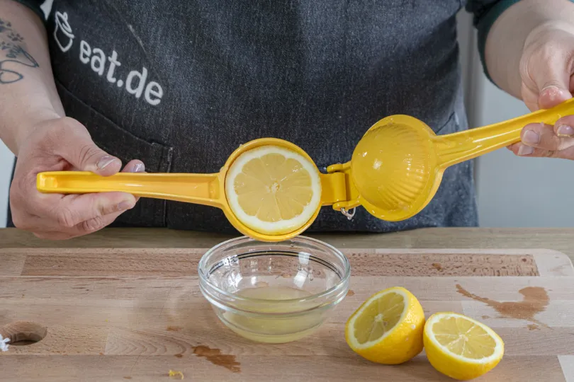 Beide Zitronen werden ausgepresst, um frischen Saft zu gewinnen