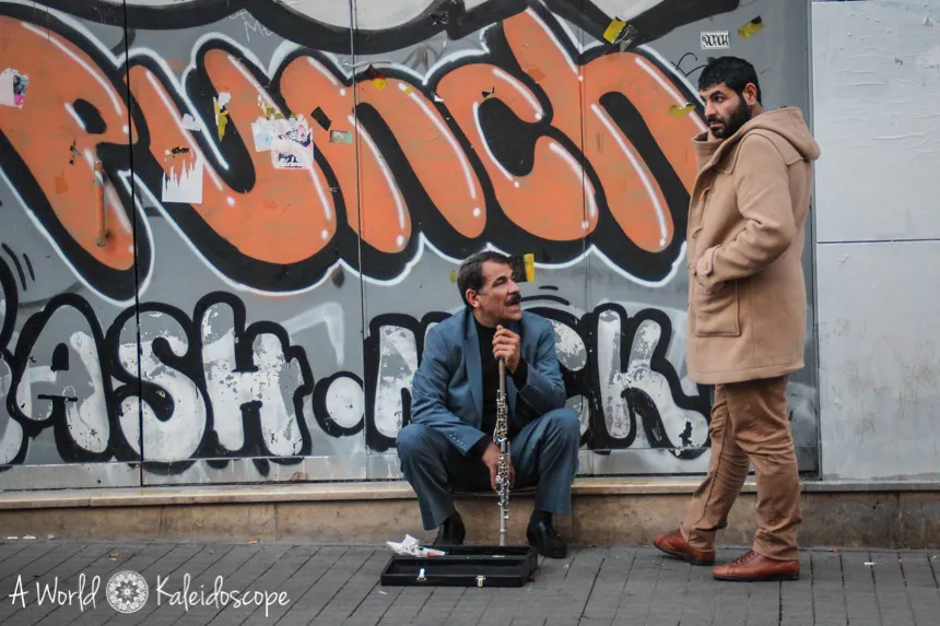 Belebte Fußgängerzone in einer deutschen Großstadt, ein typisches Bild urbaner Entdeckungen.