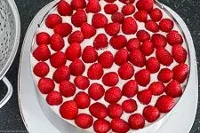 Belegen der Torte mit Beeren