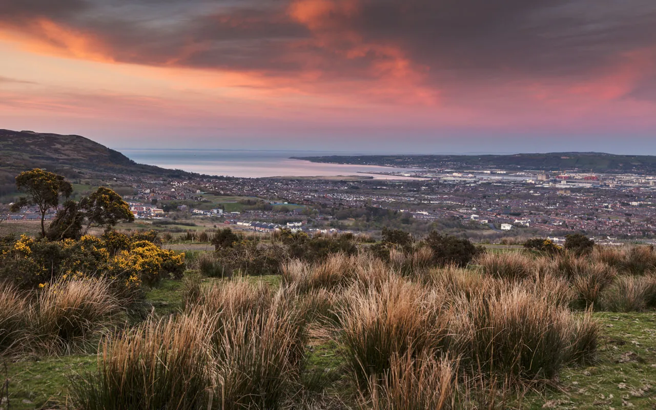 Belfast bei Sonnenuntergang, eine oft übersehene Städtereise-Option im Mai, bekannt für ihre Game of Thrones Drehorte und historische Architektur.
