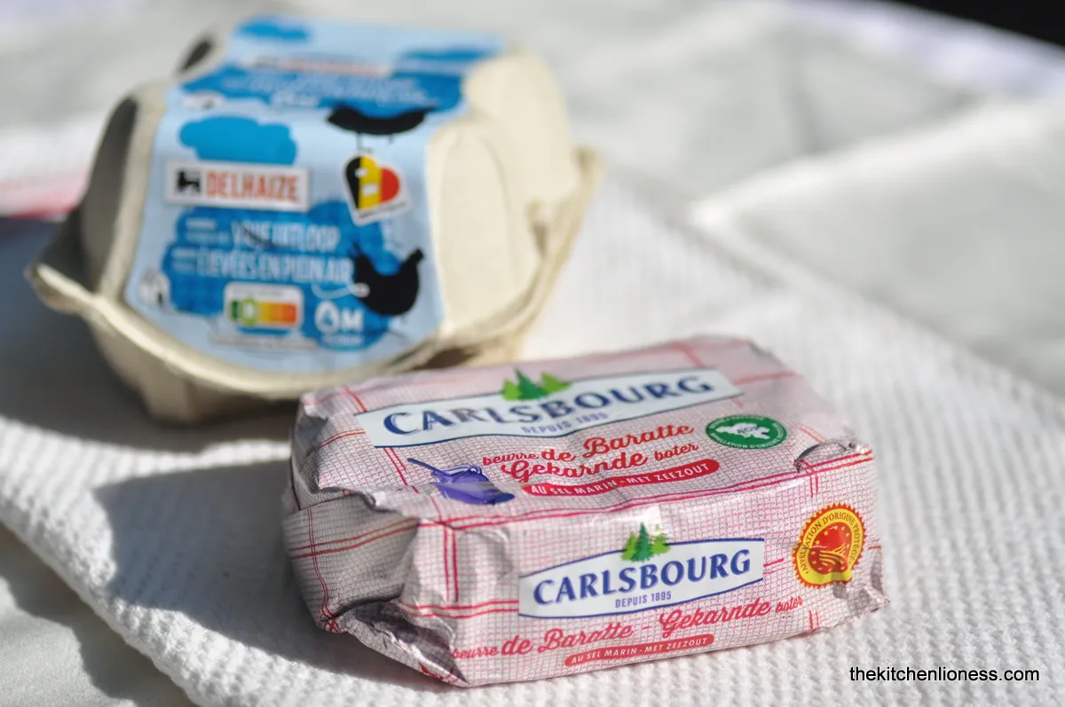 Belgischer Salzbutterkuchen, im Ganzen, leicht mit Puderzucker bestäubt