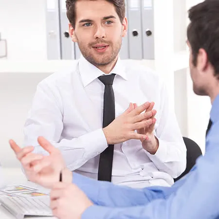 Beratungsgespräch zur Kapitallebensversicherung: Ein Paar erhält professionelle Unterstützung, um Zusatzbausteine wie Berufsunfähigkeitsschutz optimal in die Absicherung über check24 zu integrieren.