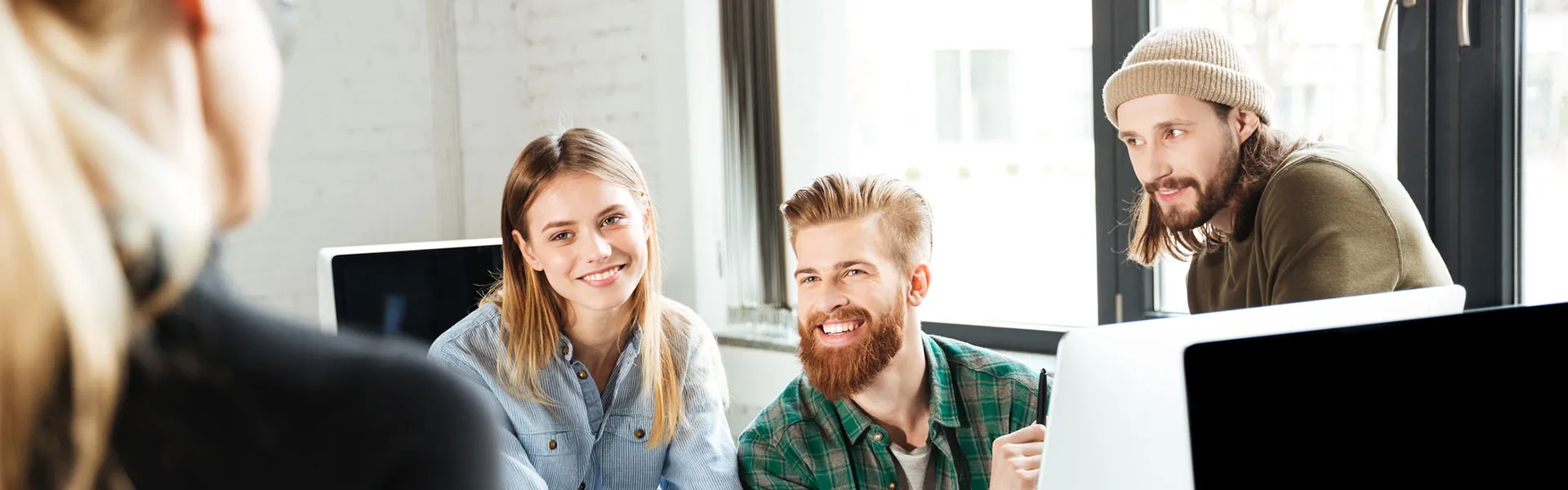 Beratungsgespräch zur Zukunftssicherung: Gruppe junger Mitarbeiter bespricht betriebliche Risikovorsorge