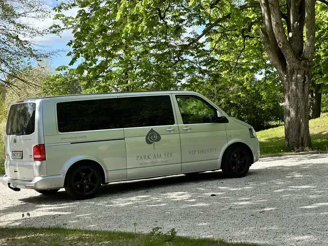Bereitstehender Shuttle-Service am Bahnhof Neustrelitz