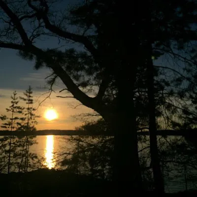 Berglandschaft in den Alpen mit schneebedeckten Gipfeln und grünen Tälern