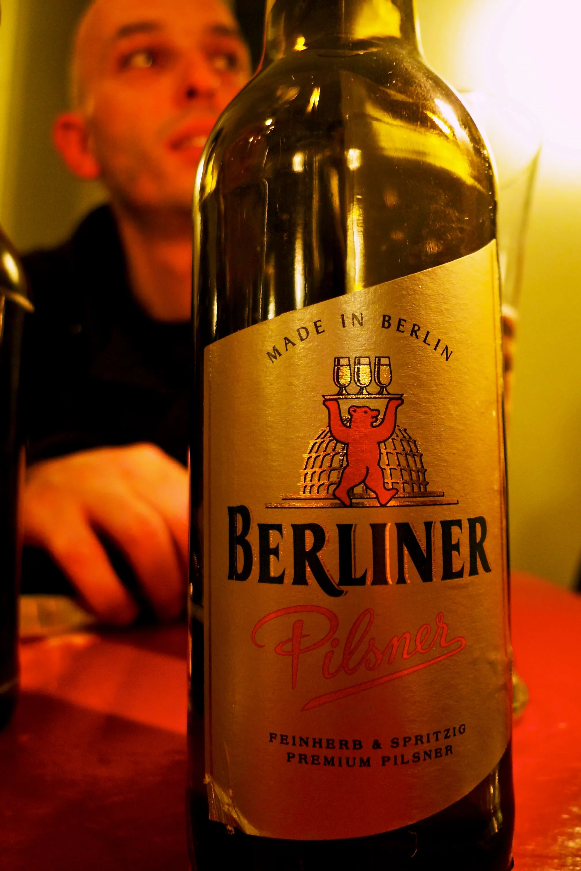 Berliner Pilsener in einer typischen Berliner Barszene