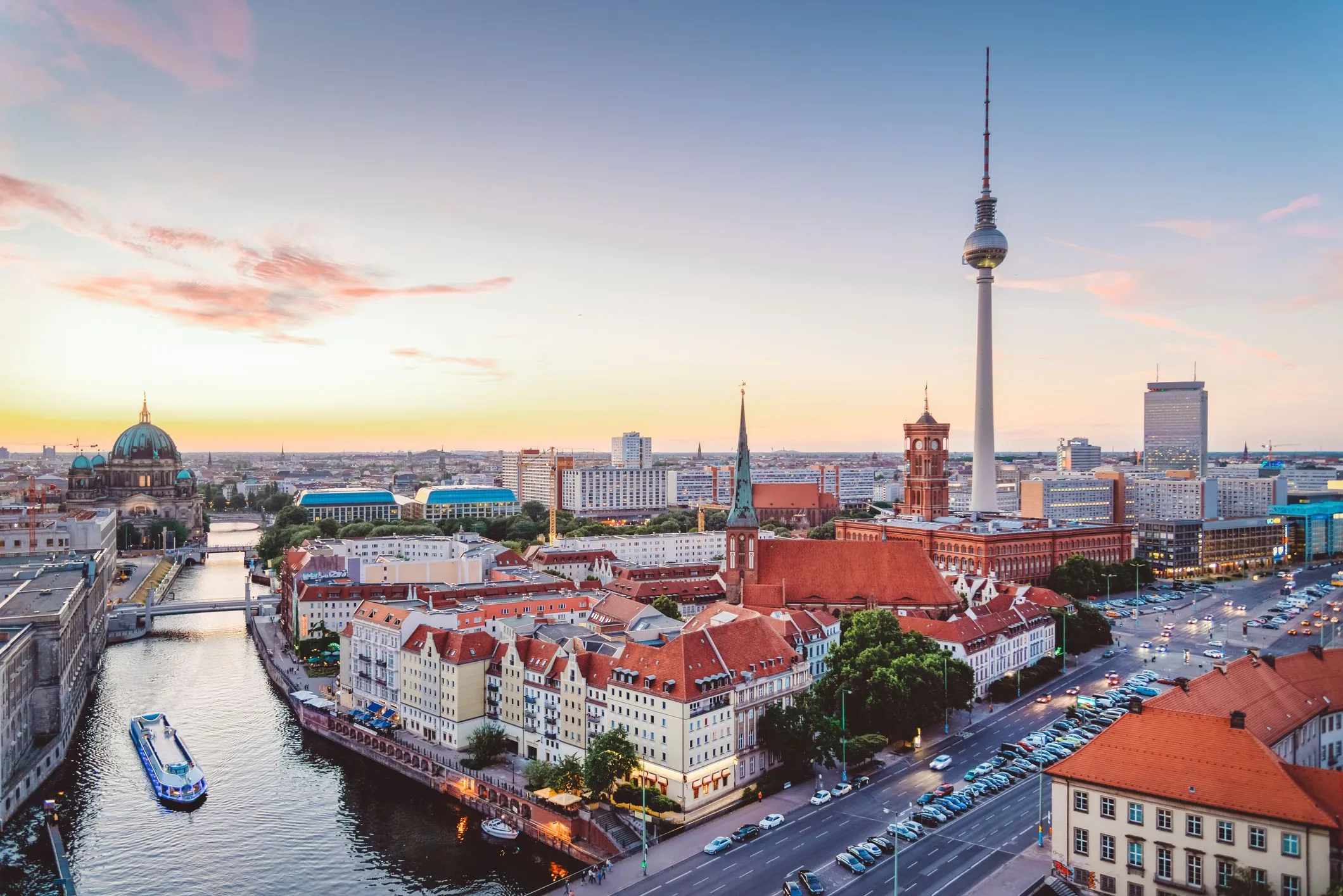 Berliner Skyline bei Dämmerung mit dem Fernsehturm und der Spree als Wahrzeichen der deutschen Hauptstadt