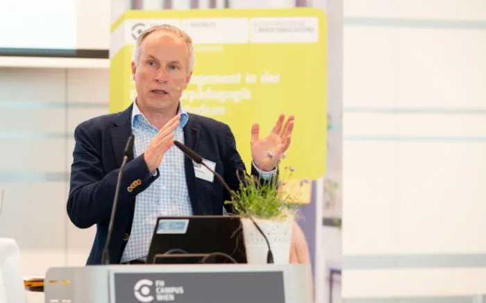 Bernhard Rauh spricht über die Bedeutung von Kindsein in der Elementarpädagogik