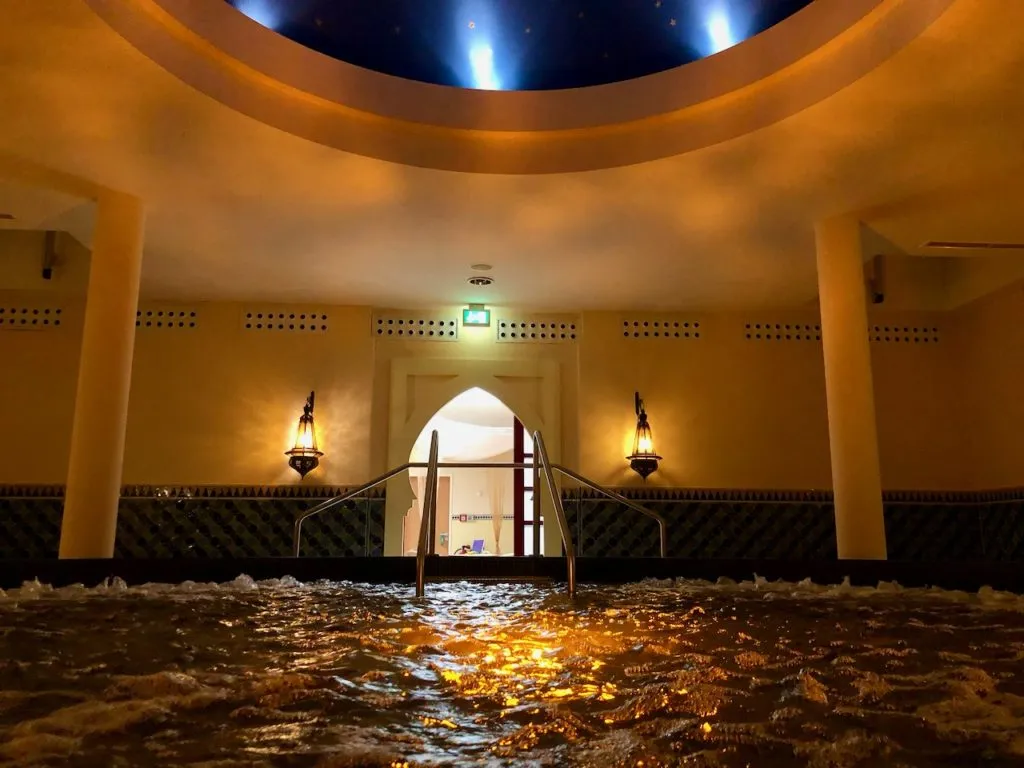 Besucher entspannen im warmen Thermalwasser einer schönen Therme in Norddeutschland
