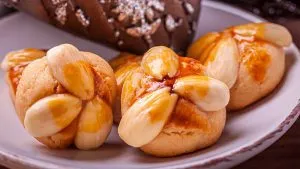 Bethmännchen werden mit einer Mischung aus Eigelb und Milch bestrichen, bevor sie in den Ofen kommen.