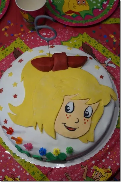 Bibi Blocksberg Geburtstagskuchen mit Fondant und vielen Details für Kinder