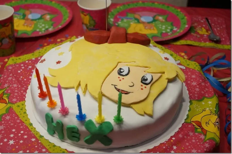 Bibi Blocksberg Thementorte auf einem festlich gedeckten Kindergeburtstagstisch