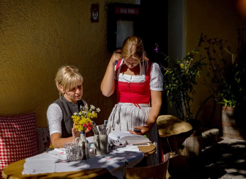 Biergarten des Bräustüberl Schönbrunn mit Sonnenschirmen und Gästen