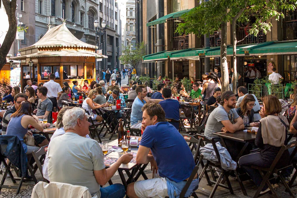 Biertrinken unter freiem Himmel ist auch in São Paulo eine beliebte Freizeitbeschäftigung