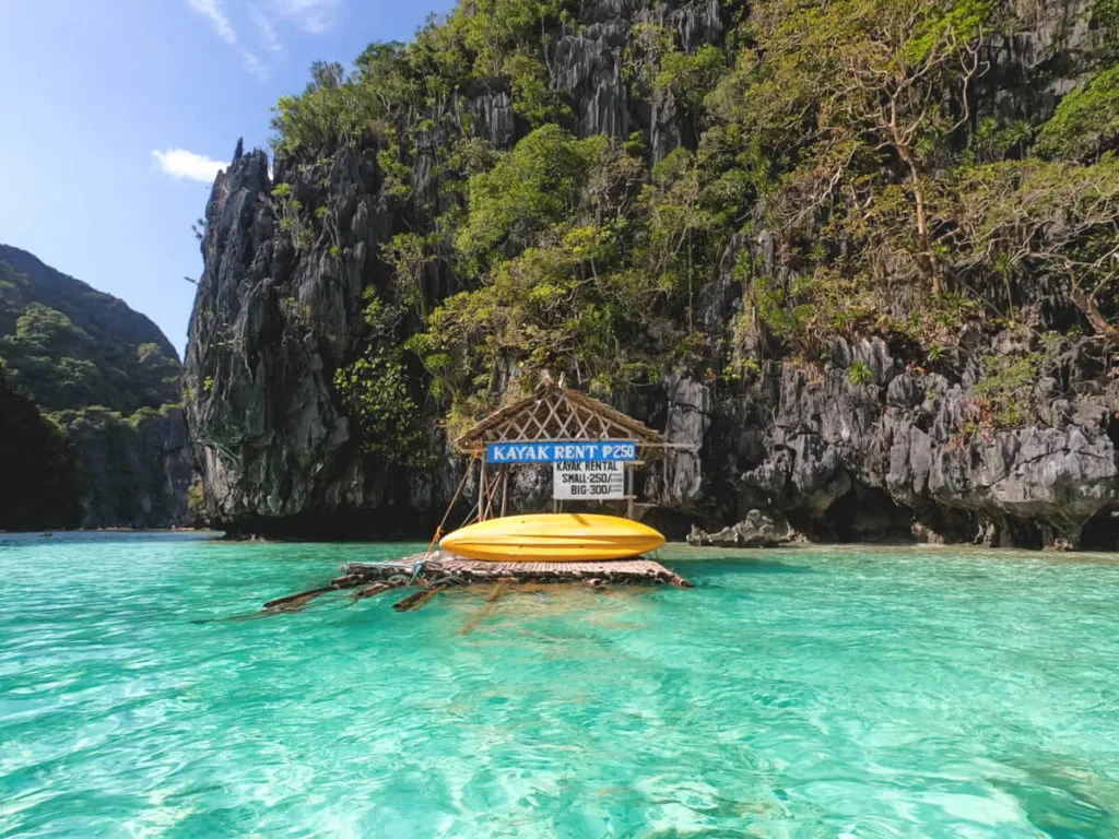 Big Lagoon auf den Philippinen, El Nido mit blauem Wasser und Felsen