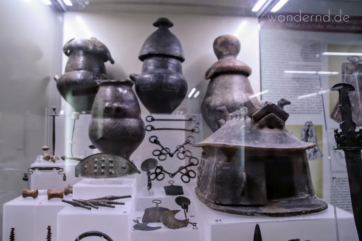 Bikonische Urnen und Hüttenurnen aus der Villanova-Zeit. im Museo Nazionale Etrusco di Villa Giulia