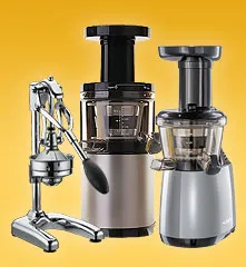 Bild: Verschiedene Entsafter, darunter eine Cilio Saftpresse und Hurom Slow Juicer Modelle, bereit zur Zubereitung frischer Säfte.
