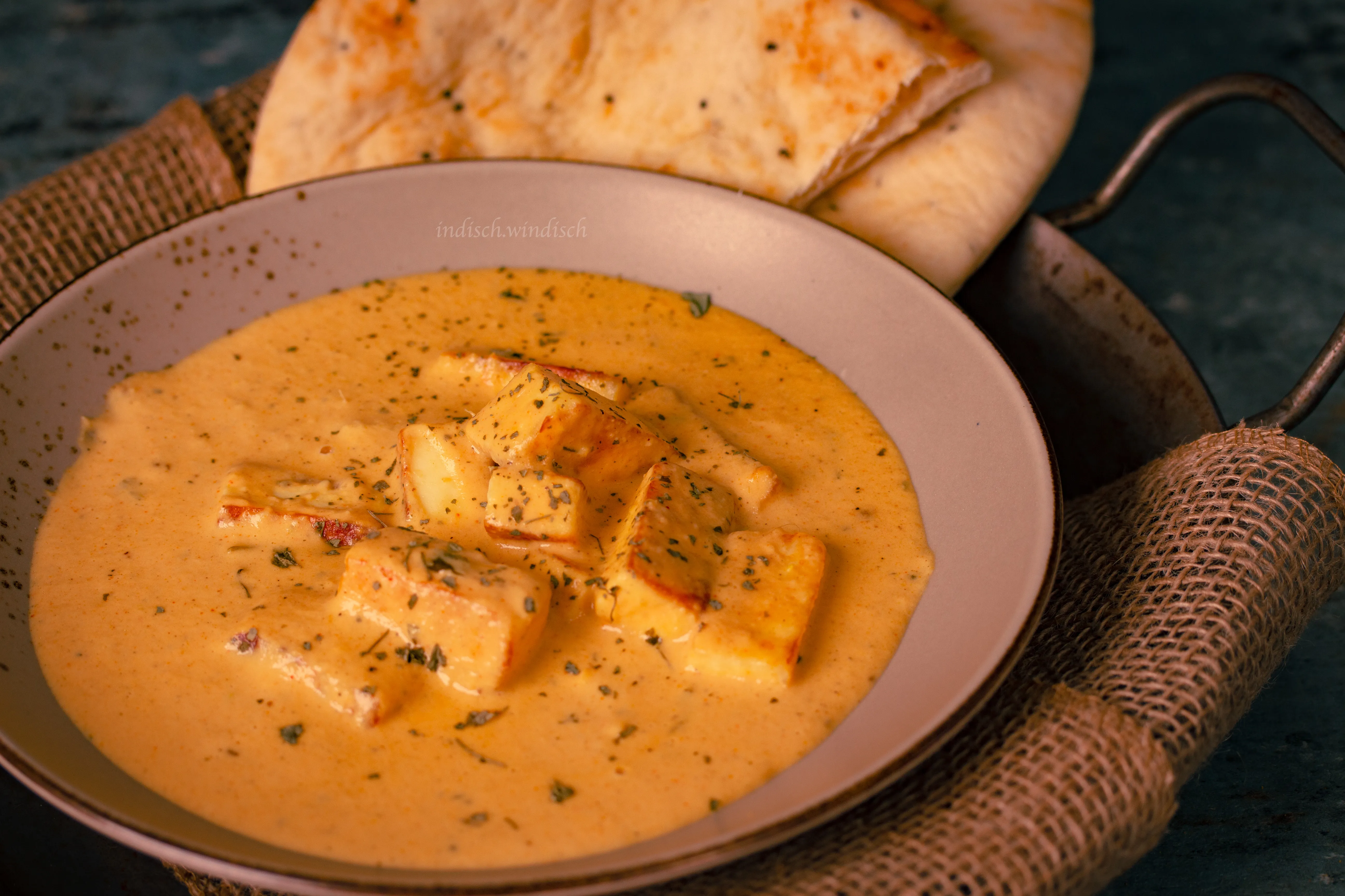 Bild von cremigen Paneer Korma mit Reis und Naan