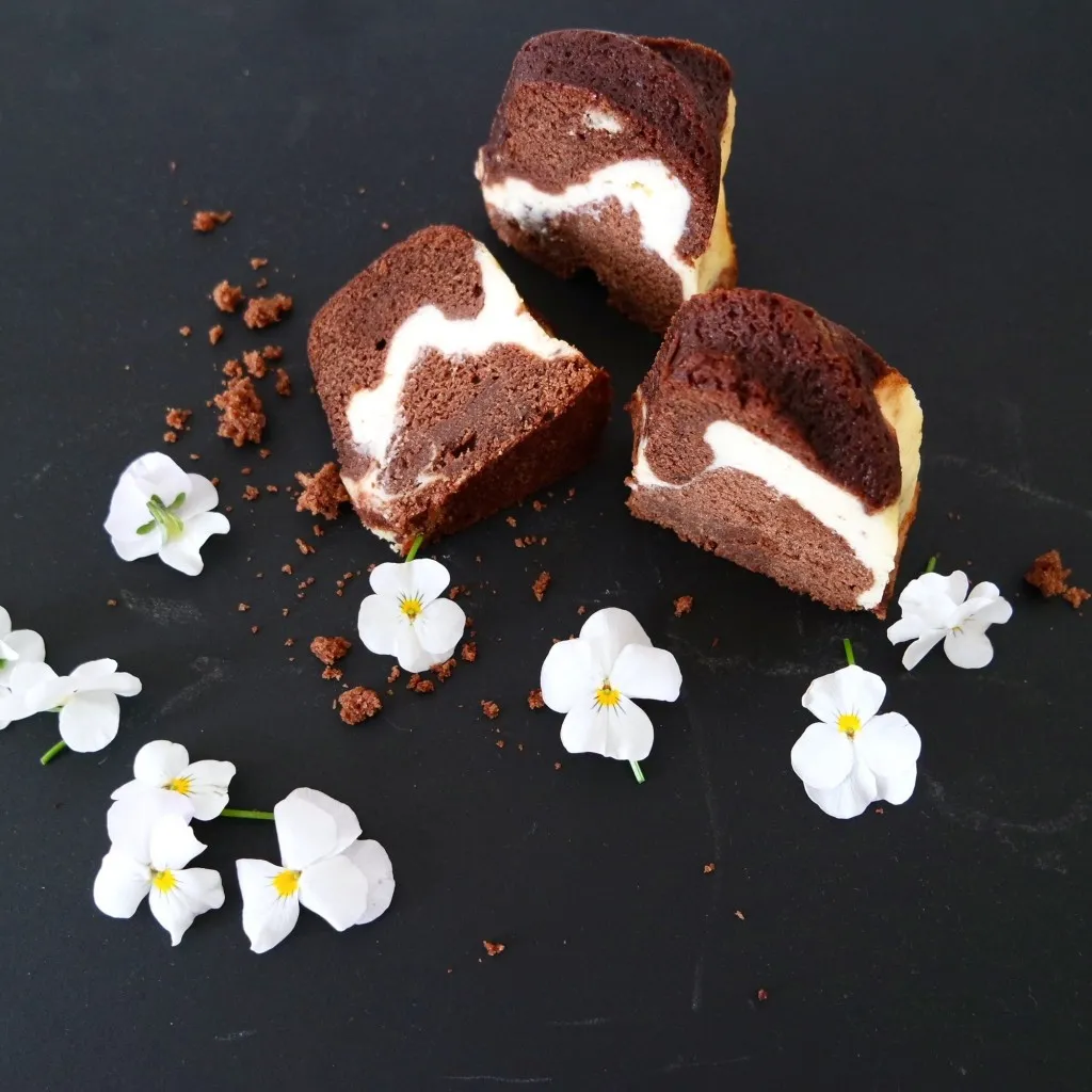 Bilder von einem Schokoladenkuchen mit Cheesecake-Füllung, der eine &quot;Welle&quot; aufweist